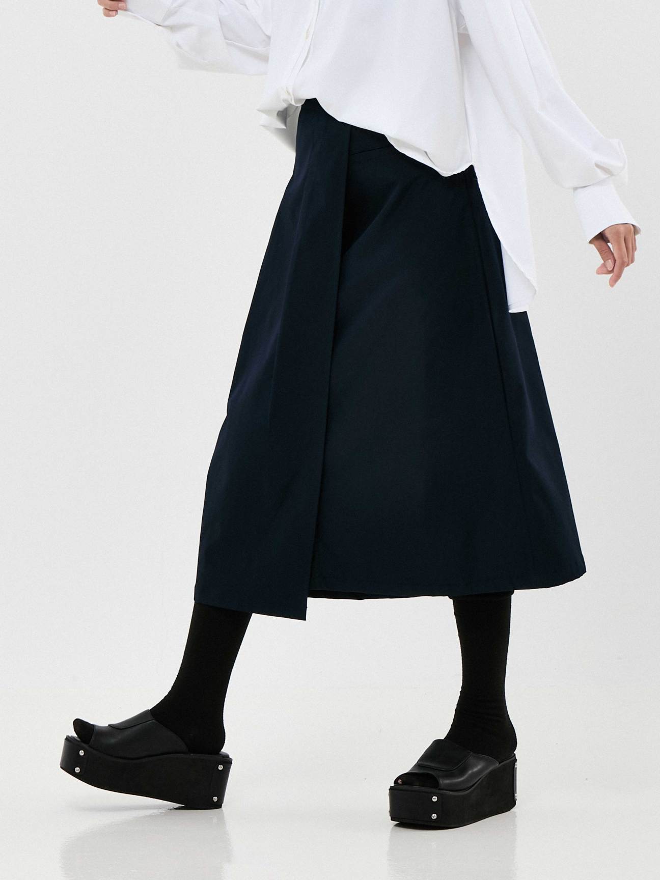 Ma-ny Ways Box Pleated Midi Skirt | Navy Blue