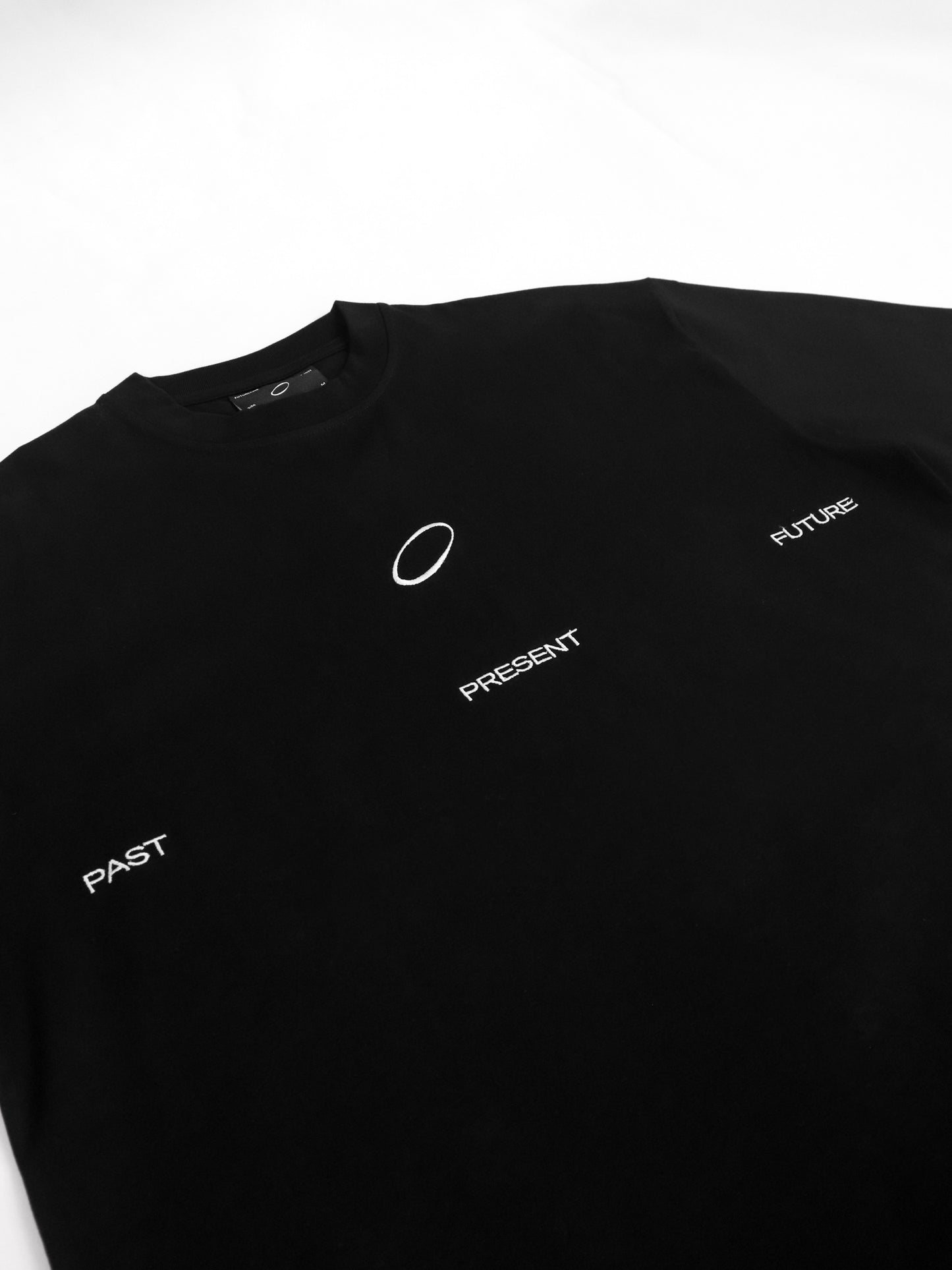 UNIVERSAL S/S T-SHIRT (WHITE EMBROID)