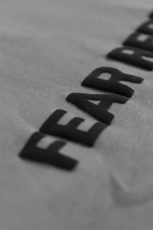 SS24 EMBOSSED LOGO GREY TEE